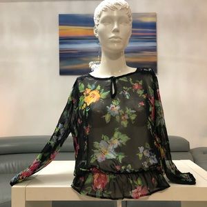 Floral  very feminine blouse with slits on sleeves